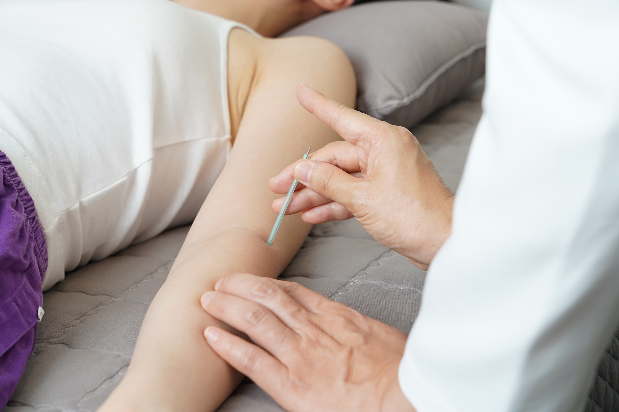 Daisy Freedman Acupuncture, traditional acupuncture in the Forest of Dean, chronic pain, emotional health, womens wellbeing, fire cupping, help with digestive issues, facial enhancement acupuncture